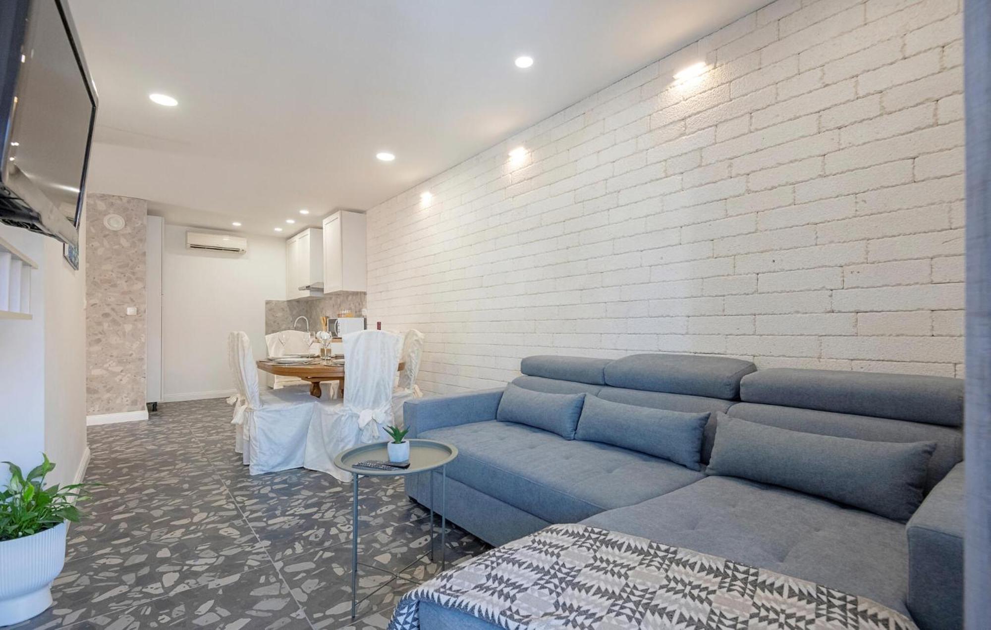 Cozy Apartment In Makarska With Kitchen Exterior foto